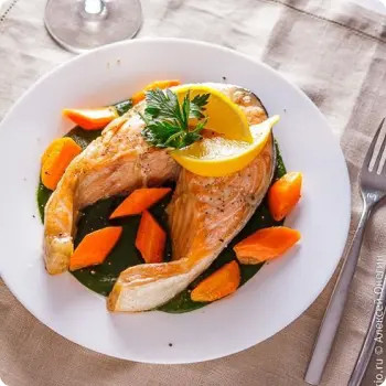 Стейк из лосося под Чили - медовый соусом и карамелизированной морковью