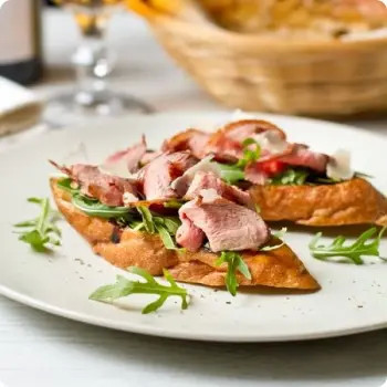 Брускетта с пряной свининой вырезкой - 12 шт.