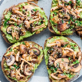 Сливочный кростини с грибами и авокадо - 24 шт.