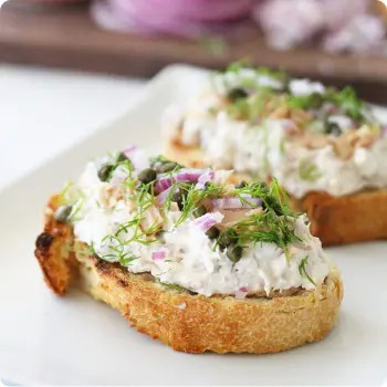 Брускетта с салатом из курицы - 12 шт.