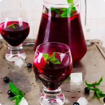 Черная смородина, ананас и персик