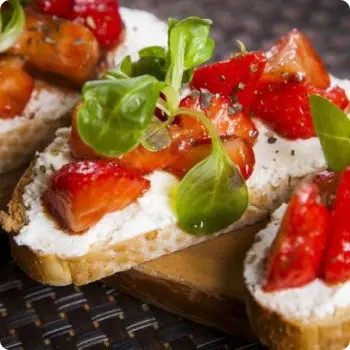 Кростини с клубникой и базиликом - 15 шт.