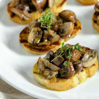 Кростини с  лесными грибами и чесноком - 15 шт.