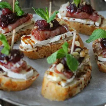 Брускетта с сыром бри и фиником - 15 шт.