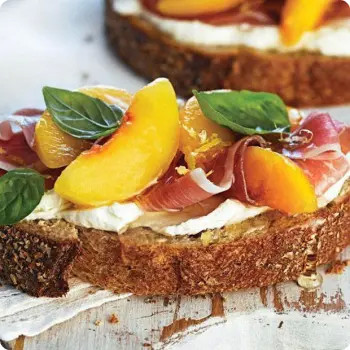 Брускетта с персиком и пармской ветчиной - 15 шт.