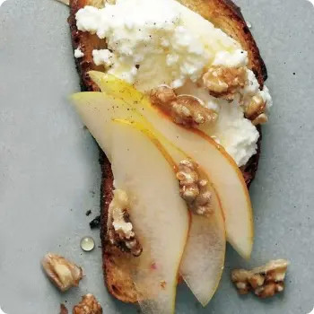 Брускетта с руколой и карамельной грушей - 15 шт.