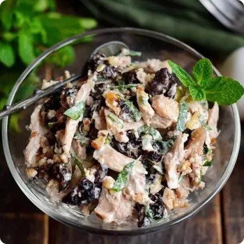 Салат с курицей и черносливом - 10 пор.